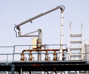 遼寧撫順客戶定制采購的AL1403型汽車頂部裝卸臂已發(fā)往使用現場(1)